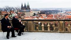 Popíjení �eského piva s výhledem na Prahu.
