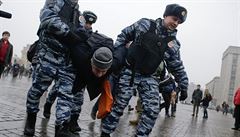 Ruská policie zadrela tyi desítky demonstrant protestujících v centru...
