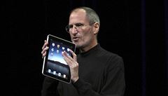Steve Jobs s revolučním tabletem firmy Apple