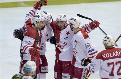 Hokejisté Slavie se radují z branky v síti Karlových Var.