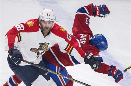 Jaromír Jágr v souboji s hráem Montrealu Canadiens.