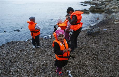 Uprchlické dti ekají na pobeí Turecka ped plavbou do ecka.