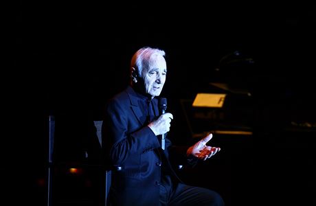 Aznavour zazpval na vod pse Les migrants.