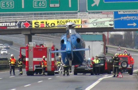 Vrtulník zasahuje u nehody na D1 - ilustraní foto.