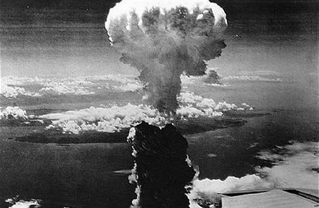 Výbuch jaderné bomby nad Nagasaki.