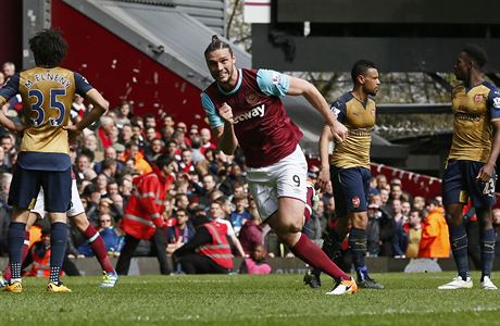 Andy Carroll pekonal gólmana Arsenalu Ospinu hned tikrát bhem deseti minut.