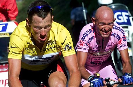 Vlap na Courchevel bhem Tour de France v roce 2000. Lance Armstrong (vlevo)...
