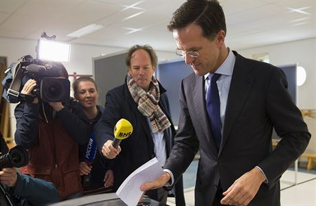 Nizozemský premiér Rutte odevzdává svj hlas v referendu o asocianí dohod EU...