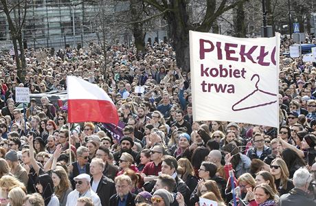 Masové demonstrace proti zpísnní potratového zákona ve Varav.