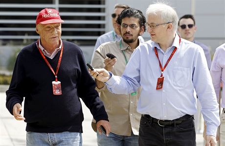 Niki Lauda (vlevo) pi Velk cen Bahrajnu