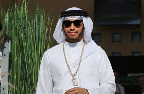 Lewis Hamilton v tradin arabsk rb pi Velk cen Bahrajnu.