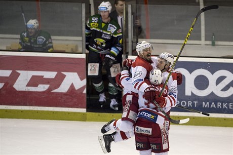 Ronald Knot (vpravo) v oble�ení spoluhrá�� po gólu na 3:1 proti Karlovým Var�m.