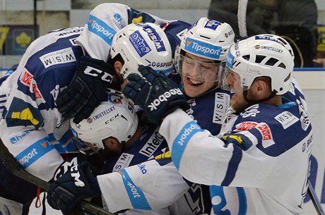 Hokejisté Plzně se radují z výhry na ledě Sparty.