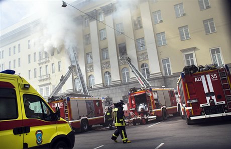 Hasii bojují s poárem, který zachvátil budovu ruského ministerstva obrany.