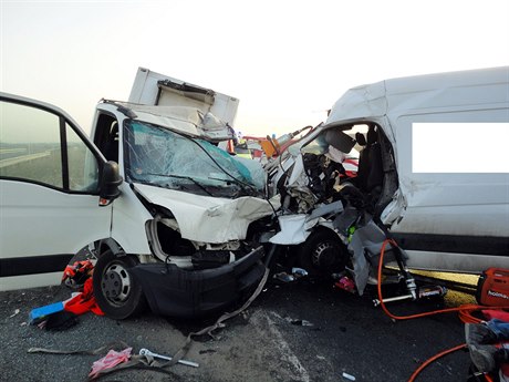 Srá�ka dvou dodávek na konci dálnice D11 na sjezdu u Libi�an p�ed Hradcem...