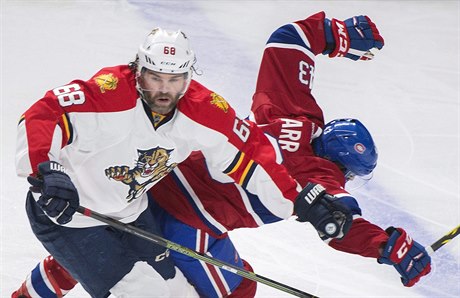 Jaromír Jágr v souboji s hráem Montrealu Canadiens.