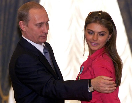 Vladimir Putin a Alina Kabajevová (na snímku z roku 2001).