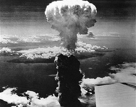 Výbuch jaderné bomby nad Nagasaki.