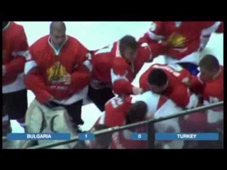 Do tureckého hokejisty se naráz pustilo několik Bulharů.