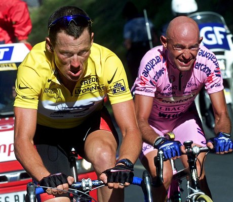 Výšlap na Courchevel během Tour de France v roce 2000. Lance Armstrong (vlevo)...