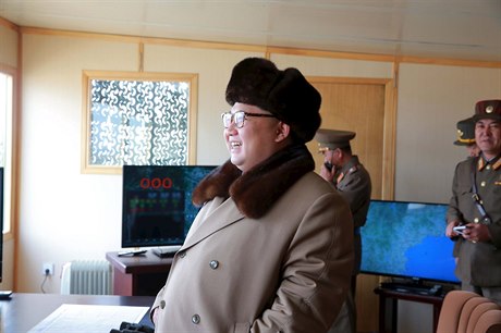Severokorejský vdce Kim ong-un s úsmvem kvituje test nového typu...