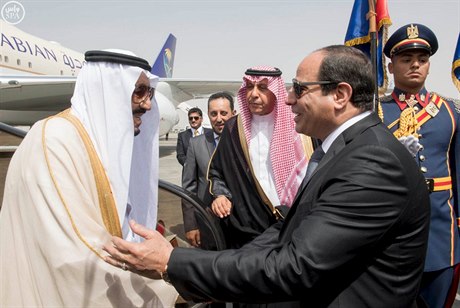 Egyptský prezident Sísí (vpravo) vítá saúdskoarabského krále Salmána (vlevo) v...
