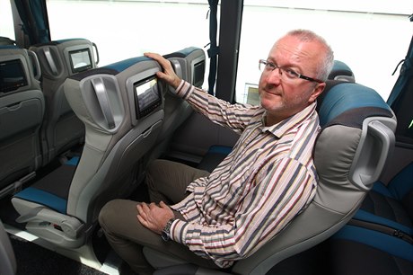 Některé sedačky budou muset pryč, aby cestující dostali více místa na nohy.