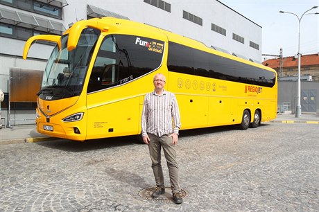 Radim Janura s autobusem své spolenosti RegioJet.