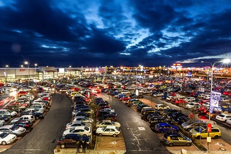 Parkovit ped obchodním centrem v praském Zliín. V pozadí hypermarket...