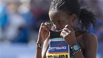 Vítězka Violah Jepchumbaová z Keni v cíli 18. ročníku pražského půlmaratonu,...
