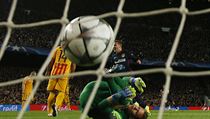 FC Barcelona - Atletico Madrid (Torres střílí branku).