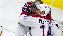Tomáš Plekanec slaví s brankářem Montrealu.