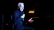 Aznavour zazpíval na úvod píseň Les Émigrants.