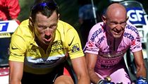 Výšlap na Courchevel během Tour de France v roce 2000. Lance Armstrong (vlevo)...