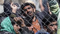 Uprchlíci a migranti převážně pákistánského původu protestují v řeckém táboře...