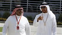 Lewis Hamilton (vpravo) v tradičním arabském róbě při Velké ceně Bahrajnu