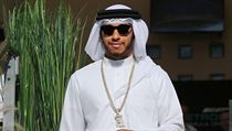 Lewis Hamilton v tradiční arabské róbě při Velké ceně Bahrajnu.