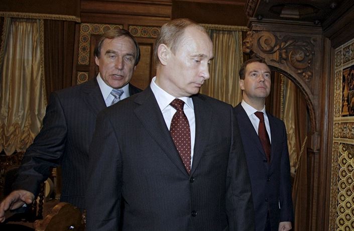 Zleva Sergej Roldugin, Vladimir Putin a Dmitrij Medved�v.
