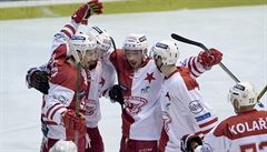 Hokejisté Slavie se radují z branky v síti Karlových Varů.