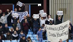 Aston Villa vs. Chelsea, protesty domácích fanouk.