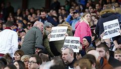 Aston Villa vs. Chelsea, protesty domácích fanouk.