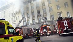 Hasi�i bojují s po�árem, který zachvátil budovu ruského ministerstva obrany.