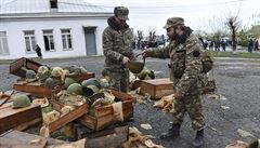 Armén�tí dobrovolníci se v Jerevanu p�ipravují na cestu do Náhorního Karabachu.
