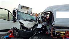 Na dálnici D11 u Libišan se srazily dvě dodávky, pět zraněných