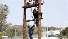 Policista sundavá oba mue na ostrov Lesbos.