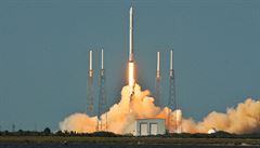 Nosná raketa Falcon 9 s nákladní lodí Dragon má přepravit na ISS první...