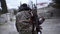 Arménský bojovník nese kalašnikovy svým druhům ve zbrani (provincie Martakert v... | na serveru Lidovky.cz | aktuální zprávy