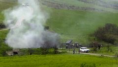 Arméntí vojáci pálí z raketometu grad na pozice nepítele.