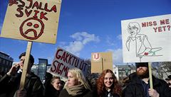 Islanané demonstrují v ulicích Reykjavíku za odstoupení premiéra Gunnlaugssona.