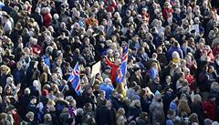 Ji asi desetina z 330 000 obyvatel Islandu podepsala petici vyzývající k...